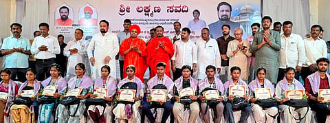 ಸಂಕೋನಟ್ಟಿ ಗ್ರಾಮದ ಕೃಷ್ಣಾ ರೈತ ಸಭಾಭವನದಲ್ಲಿ ಹಮ್ಮಿಕೊಂಡಿದ್ದ ಪ್ರತಿಭಾ ಪುರಸ್ಕಾರ ಸಮಾರಂಭದಲ್ಲಿ ವಿದ್ಯಾರ್ಥಿಗಳನ್ನು ಸನ್ಮಾನಿಸಲಾಯಿತು. ಲಕ್ಷ್ಮಣ ಸವದಿ, ಡಾ.ಮಹಾಂತಪ್ರಭು ಸ್ವಾಮೀಜಿ, ಶಿವಬಸವ ಸ್ವಾಮೀಜಿ, ಶರಣಯ್ಯ ಭಂಡಾರಿಮಠ ಇತರರಿದ್ದರು.