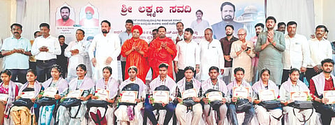 ಸಂಕೋನಟ್ಟಿ ಗ್ರಾಮದ ಕೃಷ್ಣಾ ರೈತ ಸಭಾಭವನದಲ್ಲಿ ಹಮ್ಮಿಕೊಂಡಿದ್ದ ಪ್ರತಿಭಾ ಪುರಸ್ಕಾರ ಸಮಾರಂಭದಲ್ಲಿ ವಿದ್ಯಾರ್ಥಿಗಳನ್ನು ಸನ್ಮಾನಿಸಲಾಯಿತು. ಲಕ್ಷ್ಮಣ ಸವದಿ, ಡಾ.ಮಹಾಂತಪ್ರಭು ಸ್ವಾಮೀಜಿ, ಶಿವಬಸವ ಸ್ವಾಮೀಜಿ, ಶರಣಯ್ಯ ಭಂಡಾರಿಮಠ ಇತರರಿದ್ದರು.