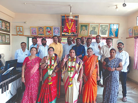 ಐನಾಪುರ ಪಟ್ಟಣ ಪಂಚಾಯಿತಿಗೆ ಅಧ್ಯಕ್ಷೆಯಾಗಿ ಲಕ್ಷ್ಮವ್ವ ಅಡಿಶೇರಿ, ಉಪಾಧ್ಯಕ್ಷೆಯಾಗಿ ಜಯಶ್ರೀ ಹರಳೆ ಅವಿರೋಧ ಆಯ್ಕೆಯಾದ ಹಿನ್ನೆಲೆಯಲ್ಲಿ ಸನ್ಮಾನಿಸಲಾಯಿತು. ಪ್ರವೀಣ ಗಾಣಿಗೇರ, ಅರುಣ ಗಾಣಿಗೇರ, ಸಂಜಯ ಬಿರಡಿ ಇತರರಿದ್ದರು.