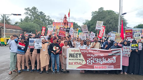 ಕೇಂದ್ರ ಶಿಕ್ಷಣ ಸಚಿವ ಧರ್ಮೇಂದ್ರ ಪ್ರಧಾನ ರಾಜೀನಾಮೆಗೆ ಒತ್ತಾಯಿಸಿ ಎಐಡಿಎಸ್‌ಒ ವಿದ್ಯಾರ್ಥಿ ಸಂಘಟನೆ ನೇತತ್ವದಲ್ಲಿ ನಗರದ ಚನ್ನಮ್ಮ ವೃತ್ತದಲ್ಲಿ ಪ್ರತಿಭಟನೆ ನಡೆಸಲಾಯಿತು. ಮಹಾಂತೇಶ ಬಿಳ್ಳೂರ, ಹರ್ಷದಾ ಪಟೇಲ್, ಸಾಕ್ಷಿ ಪಾಟೀಲ, ನಂದಿನಿ ಸಾಳುಂಕೆ ಇತರರಿದ್ದರು.