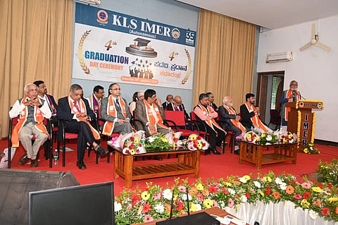 ನಗರದ ಕೆಎಲ್​ಎಸ್​ ಐಎಂಇಆರ್​ ಮಹಾವಿದ್ಯಾಲಯದಲ್ಲಿ ಆಯೋಜಿಸಿದ್ದ ಎಂಬಿಎ ವಿದ್ಯಾರ್ಥಿಗಳಿಗೆ ಪದವಿ ಪ್ರದಾನ ಸಮಾರಂಭದಲ್ಲಿ ನಿವೃತ್ತ ಪಾಧ್ಯಾಪಕ ಅನಿಲ ಗುಪ್ತಾ ಮಾತನಾಡಿದರು. ಪ್ರದಿಪ್​ ಸಾವ್ಕರ್​, ಪ್ರೊ.ಸಿ.ಎಂ.ತ್ಯಾಗರಾಜ, ಯು.ಎನ್​.ಕಾಲ್ಕುಂದ್ರಿಕರ್​, ಡಾ.ಆರ್​ಿ ಶೇಖ್​, ಪಾರ್ವತಿ ಮುರಗೋಡ ಇತರರಿದ್ದರು.