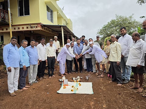 ಬೆಳಗಾವಿ ತಾಲೂಕಿನ ಉಚಗಾಂವ ಗ್ರಾಮದಲ್ಲಿ ರಸ್ತೆ ಅಭಿವೃದ್ಧಿ ಕಾಮಗಾರಿಗೆ ಮೃಣಾಲ್ ಹೆಬ್ಬಾಳ್ಕರ ಚಾಲನೆ ನೀಡಿದರು. ಯುವರಾಜ ಕದಂ, ಬಾಳಾಸಾಹೇಬ್ ದೇಸಾಯಿ, ಪ್ರುಲ್ ಚೌಗುಲೆ, ರಾಮಾ ಕದಂ, ಸಂಭಾಜಿ ಕದಂ, ಯದು ಕಾಂಬಳೆ, ಎನ್.ಓ.ಚೌಗುಲೆ, ಎಲ್.ಡಿ.ಚೌಗುಲೆ ಇತರರಿದ್ದರು.