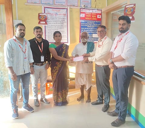 ಸವದತ್ತಿ ತಾಲೂಕಿನ ಮುಗಳಿಹಾಳ ಗ್ರಾಮದ ನಿವಾಸಿ ಮೃತ ಗ್ರಾಹಕ ಮಾಯಪ್ಪ ಜಿಂಗಿ ಅವರ ವಿಮೆ ಪರಿಹಾರ ಹಣದ ಚೆಕ್​ನ್ನು  ಈಚೆಗೆ ಯೂನಿಯನ್​ ಬ್ಯಾಂಕ್​ ಆ್​ ಇಂಡಿಯಾ ಅಧಿಕಾರಿಗಳು ವಾರಸುದಾರರಿಗೆ ಹಸ್ತಾಂತರಿಸಿದರು. ಮನೋಜ ಅಶೋಕ ಭೋಯರ್​, ಬ್ರಿಜೇಶ್​ ಕುಮಾರ ಇದ್ದರು.