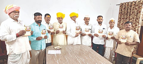 ಅಥಣಿ ಪಟ್ಟಣದಲ್ಲಿ ಶ್ರೀ ಬಾಳುಮಾಮಾ ದೇವಸ್ಥಾನ ಅಭಿವೃದ್ಧಿ ಸಮಿತಿ ಸದಸ್ಯರು ಆಮಂತ್ರಣ ಪತ್ರಿಕೆ ಬಿಡುಗಡೆಗೊಳಿಸಿದರು. ವಿಠ್ಠಲ ತಟ್ರೆ, ಅಪ್ಪು ಪೂಜಾರಿ, ಕಲ್ಲಪ್ಪ ಮೇತ್ರಿ, ಸುರೇಶ ವಾಘಮೋಡೆ, ಆನಂದ ಮಾಕಾಣಿ ಇತರರಿದ್ದರು.