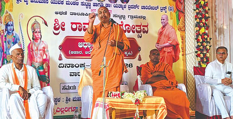ಸುಟ್ಟಟ್ಟಿ ಗ್ರಾಮದಲ್ಲಿ ಹಮ್ಮಿಕೊಂಡಿದ್ದ ಶ್ರೀರಾಮ-ಹನುಮೋತ್ಸವ ಕಾರ್ಯಕ್ರಮದಲ್ಲಿ ಅದೃಶ್ಯ ಕಾಡಸಿದ್ಧೇಶ್ವರ ಸ್ವಾಮೀಜಿ ಮಾತನಾಡಿದರು. ಗಿರೀಶಾನಂದ ಸ್ವಾಮೀಜಿ, ಮಾರುತಿ ಯತ್ನಾಳ, ಮಹೇಶ ಕುಮಠಳ್ಳಿ ಇತರರು ಇದ್ದರು.