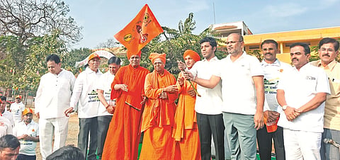 ೪೬ನೇ ಶರಣ ಕಮ್ಮಟ ಮತ್ತು ಅನುಭವ ಮಂಟಪ ಉತ್ಸವ ನಿಮಿತ್ತ ಬಸವಕಲ್ಯಾಣದಲ್ಲಿ ಸೋಮವಾರ ಆಯೋಜಿಸಿದ್ದ ಸೈಕಲ್ ಜಾಥಾಕ್ಕೆ ಸಂಸದ ಸಾಗರ್ ಖಂಡ್ರೆ ಚಾಲನೆ ನೀಡಿದರು. ಶ್ರೀ ಡಾ.ಬಸವಲಿಂಗ ಪಟ್ಟದ್ದೇವರು, ಶ್ರೀ ಡಾ.ಶಿವಾನಂದ ಸ್ವಾಮೀಜಿ, ಶ್ರೀ ಗುರುಬಸವ ಪಟ್ಟದ್ದೇವರು, ಶಾಸಕ ಶರಣು ಸಲಗರ, ನೀಲಕಂಠ ರಾಠೋಡ್, ಬಸವರಾಜ ಕೋರಕೆ, ಶಶಿಕಾಂತ ದುರ್ಗೆ, ಡಾ.ಜಿ.ಎಸ್.ಭುರಳೆ, ಡಾ.ದತ್ತಾತ್ರೇಯ ಗಾದಾ, ನವಲಿಂಗ ಪಾಟೀಲ್ ಇತರರಿದ್ದರು.