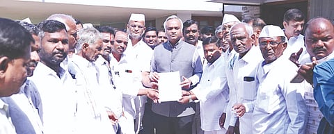  ಬಸವಕಲ್ಯಾಣ ತಾಲೂಕಿನ ಹಿರನಾಗಾಂವ ಗ್ರಾಪಂ ಕೇಂದ್ರ ಮಂಜೂರು ಮಾಡಬೇಕು ಎಂದು ಶಾಸಕ ಶರಣು ಸಲಗರ ನೇತೃತ್ವದಲ್ಲಿ ಗ್ರಾಮದ ಪ್ರಮುಖರ ನಿಯೋಗದಿಂದ ಬೆಂಗಳೂರಿನಲ್ಲಿ ಮಂಗಳವಾರ ಗ್ರಾಮೀಣಾಭಿವೃದ್ದಿ ಮತ್ತು ಪಂಚಾಯತ್​ ರಾಜ್​ ಇಲಾಖೆ ಸಚಿವ ಪ್ರಿಯಾಂಕ್​ ಖರ್ಗೆ  ಬಸವಕಲ್ಯಾಣ ತಾಲೂಕಿನ ಹಿರನಾಗಾಂವ ಗ್ರಾಪಂ ಕೇಂದ್ರ ಮಂಜೂರು ಮಾಡಬೇಕು ಎಂದು ಶಾಸಕ ಶರಣು ಸಲಗರ ನೇತೃತ್ವದಲ್ಲಿ ಗ್ರಾಮದ ಪ್ರಮುಖರ ನಿಯೋಗದಿಂದ ಬೆಂಗಳೂರಿನಲ್ಲಿ ಮಂಗಳವಾರ ಗ್ರಾಮೀಣಾಭಿವೃದ್ದಿ ಮತ್ತು ಪಂಚಾಯತ್​ ರಾಜ್​ ಇಲಾಖೆ ಸಚಿವ ಪ್ರಿಯಾಂಕ್​ ರ್ಖಗೆ ಅವರಿಗೆ ಮನವಿ ಪತ್ರ ಸಲ್ಲಿಸಿತ್ತು. ಮನವಿ ಪತ್ರ ಸಲ್ಲಿಸಿತ್ತು.
