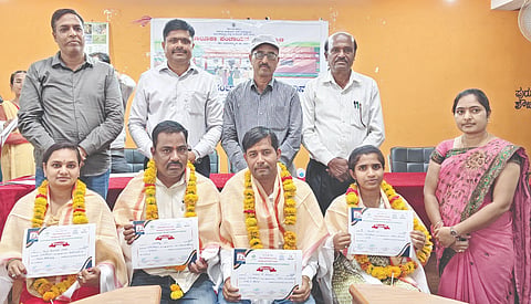 ಬಸವಕಲ್ಯಾಣದಲ್ಲಿ ಶುಕ್ರವಾರ ನಡೆದ ಪಂಚಾಯತ್​ ರಾಜ್​ ದಿನ ಕಾರ್ಯಕ್ರಮದಲ್ಲಿ ಗ್ರಾಮೀಣಾಭಿವೃದ್ಧಿ ಮತ್ತು ಪಂಚಾಯತ್​ ರಾಜ್​ ಇಲಾಖೆ ವಿವಿಧ ಯೊಜನೆಗಳಲ್ಲಿ ಉತ್ತಮ ಪ್ರಗತಿ ಸಾಧಿಸಿದ ಸಿಬ್ಬಂದಿಗೆ ಪ್ರಶಂಸನಾ ಪತ್ರ ನೀಡಲಾಯಿತು. ತಾಪಂ ಇಒ ರಮೇಶ ಸುಲ್ಫಿ, ಮಹ್ಮದ್​ ಸಲೀಂ, ಸಂಜುಕುಮಾರ ಕಾಂಗೆ, ಅರುಣಕುಮಾರ ಪಾಟೀಲ್​, ಪಿಡಿಒ ಚಂದ್ರಾಮ ಇದ್ದರು.