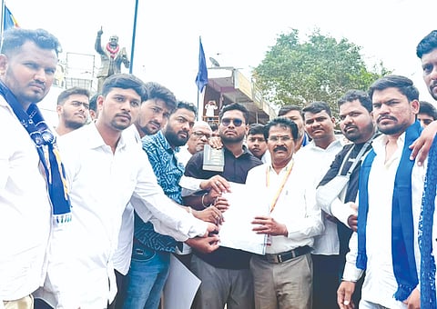 ನೀಟ್​ ಪ್ರಶ್ನೆಪತ್ರಿಕೆ ಸೋರಿಕೆ ಖಂಡಿಸಿ ಮತ್ತು ನವದೆಹಲಿಯಲ್ಲಿ ಪ್ರತಿಭಟನಾನಿರತ ವಿದ್ಯಾರ್ಥಿಗಳ ಮೇಲಿನ ಪೊಲೀಸರ ಹಲ್ಲೆ ಖಂಡಿಸಿ ಬಸವಕಲ್ಯಾಣದಲ್ಲಿ ಯುವ ಮುಖಂಡ ಅರುಣ ಗಾಯಕವಾಡ ನೇತೃತ್ವದಲ್ಲಿ ಶುಕ್ರವಾರ ಪ್ರತಿಭಟನೆ ನಡೆಸಿ ರಾಷ್ಟ್ರಪತಿಗಳಿಗೆ ಬರೆದ ಮನವಿಪತ್ರವನ್ನು ಗ್ರೇಡ್​-2 ತಹಸೀಲ್ದಾರ್​ ರಮೇಶಬಾಬು ಹಾಲು ಅವರಿಗೆ ಸಲ್ಲಿಸಲಾಯಿತು. ಸಂದೀಪ ಮುಕಿಂದೆ, ಶಂಕರ ಫುಲೆ, ಅಮುಲ್​ ಶಿಂಧೆ, ಹುಸೇನ್​ ಸರ್ಫರಾಜ್​ ಇತರರಿದ್ದರು.