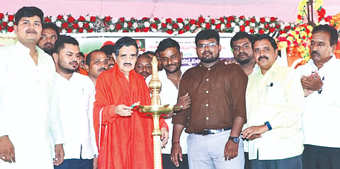 ಬಸವಕಲ್ಯಾಣ ತಾಲೂಕಿನ ಹಾರಕೂಡ ಶ್ರೀಮಠದಲ್ಲಿ ಆಯೋಜಿಸಿದ್ದ ಗುರುವಂದನೆ ಕಾರ್ಯಕ್ರಮವನ್ನು ಶ್ರೀ ಡಾ. ಚನ್ನವಿರ ಶಿವಾಚಾರ್ಯರು ಉದ್ಘಾಟಿದರು. ಪ್ರವಿಣ ಪತ್ತಾರ, ಶ್ರೀಶೈಲ ಪಾಟೀಲ, ಡಾ.ರಾಜಶೆಖರ ಮದರಿ, ಮಲ್ಲಿನಾಥ ಹಿರೇಮಠ, ಆಕಾಶ ರಡ್ಡಿ, ಸುನೀಲ ಹಾಗರಗಾ, ಪ್ರವಿಣರಡ್ಡಿ ಸಸ್ತಾಪುರ, ವೀರಣ್ಣ ನೆಲ್ಲೂರ, ಅಂಬಾದಾಸ ಪಲಂಗೆ ಇತರರಿದ್ದರು.