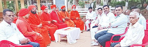  ಬಸವಾದಿ ಶಿವಶರಣರ ಹಿಂದೂ ಸಮಾವೇಶ ಕುರಿತ ನ್ಯಾಯಾಲಯದ ತೀರ್ಪಿನ ಹಿನ್ನೆಲೆಯಲ್ಲಿ ಬಸವಕಲ್ಯಾಣದಲ್ಲಿ ಶ್ರೀ ಡಾ.ಬಸವಲಿಂಗ ಪಟ್ಟದ್ದೇವರ ನೇತೃತ್ವದಲ್ಲಿ ಬುಧವಾರ ಸಂಜೆ ಸಮಾಲೋಚನೆ ನಡೆಯಿತು. ಶ್ರೀ ಡಾ.ಶಿವಾನಂದ ಮಹಾಸ್ವಾಮೀಜಿ, ಶ್ರೀ ಜಗದ್ಗುರು ಸಿದ್ಧರಾಮೇಶ್ವರ ಸ್ವಾಮೀಜಿ, ಶ್ರೀ ಗುರುಬಸವ ಪಟ್ಟದ್ದೇವರು, ಶ್ರೀ ಬಸವಪ್ರಭು ಸ್ವಾಮೀಜಿ, ಶ್ರೀ ಪ್ರಭುದೇವರು ಸ್ವಾಮೀಜಿ, ಬಸವರಾಜ ಧನ್ನೂರ ಇತರರಿದ್ದರು.