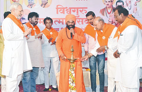 ಮಹಾರಾಷ್ಟ್ರದ ಪುಣೆಯಲ್ಲಿ ಗುರುವಾರ ಏರ್ಪಡಿಸಿದ್ದ ಬಸವ ಜಯಂತಿ ಕಾರ್ಯ ಕ್ರಮವನ್ನು ಗುಣತೀರ್ಥವಾಡಿ ಶ್ರೀ ಬಸವಪ್ರಭು ಸ್ವಾಮೀಜಿ ಉದ್ಘಾಟಿಸಿದರು. ಸಾಹಿತಿ ಸತೀಶ ಕುಮುದಾಳೆ, ಸತೀಶಕುಮಾರ, ಶಿವಲಿಂಗ ಢವಳೇಶ್ವರ, ಯೋಗೇಶಬಾವು ಲಾಂಡಗೆ, ಅಮರನಾಥ ಮಾನಾ, ಚಂದ್ರಶೇಖರ ಹೋನರಾವ್​, ರಾಮುಶೇಖರ ದೇಶಿಂಗೆ, ಶಿವಕುಮಾರ ಆಗ್ರೆ ಇದ್ದರು.