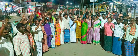 ಕಣಗಾಲು ಹಾಲು ಉತ್ಪಾದಕರ ಮಹಿಳಾ ಸಹಕಾರ ಸಂಘಕ್ಕೆ ಭಾನುವಾರ ನಡೆದ ಚುನಾವಣೆಯಲ್ಲಿ ಜೆಡಿಎಸ್ ಬೆಂಬಲಿತ ಎಂಟು ನಿರ್ದೇಶಕರು ಆಯ್ಕೆಯಾದ ಹಿನ್ನೆಲೆ ಮುಖಂಡರು ಅಭಿನಂದನೆ ಸಲ್ಲಿಸಿದರು. ಜಯಮ್ಮ, ಪಾರ್ವತಮ್ಮ, ಆರತಿ, ಭಾರತಿ, ಶಿವಮ್ಮ, ಲತಾ, ಪ್ರತೀಮಾ, ಜಯಮ್ಮ, ತಮ್ಮೆಗೌಡ, ಸ್ವಾಮಯ್ಯ, ಕೆ.ಮಹದೇವ್, ವಾಸು, ಬಲರಾಮು, ಪುಟ್ಟರಾಜು ಇದ್ದರು.