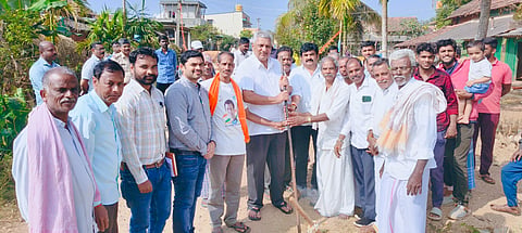 ಬೆಟ್ಟದಪುರ ಸಮೀಪದ ಐಚನಹಳ್ಳಿ ಗ್ರಾಮದಲ್ಲಿ ಕೆರೆ, ಕಾಲುವೆ ಮತ್ತು ಸೇವಾ ರಸ್ತೆ ನಿರ್ಮಾಣ ಕಾಮಗಾರಿಗೆ ಪಶು ಸಂಗೋಪನಾ ಹಾಗೂ ರೇಷ್ಮೆ ಖಾತೆ ಸಚಿವ ಕೆ.ವೆಂಕಟೇಶ್ ಭೂಮಿಪೂಜೆ ನೆರವೇರಿಸಿದರು.