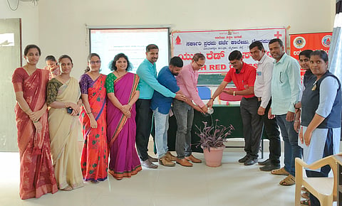 ಬೆಟ್ಟದಪುರದ ಸರ್ಕಾರಿ ಪ್ರಥಮ ದರ್ಜೆ ಕಾಲೇಜಿನಲ್ಲಿ ಯುವ ರೆಡ್ ಕ್ರಾಸ್ ಸಮಿತಿಯಿಂದ ಲಯನ್ಸ್ ಬ್ಲಡ್ ಡೊನೇಷನ್ ಸೆಂಟರ್ ಜೀವಧಾರ ಸಹಯೋಗದೊಂದಿಗೆ ಆಯೋಜಿಸಿದ ರಕ್ತದಾನ ಶಿಬಿರವನ್ನು ಗಣ್ಯರು ಉದ್ಘಾಟಿಸಿದರು.