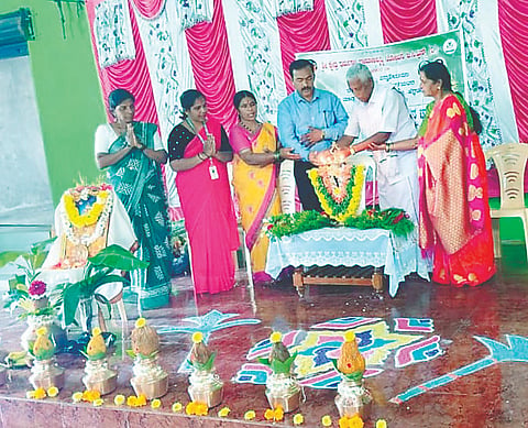 ಬೆಟ್ಟದಪುರ ಸಮೀಪದ ಚಪ್ಪರದಹಳ್ಳಿ ಗ್ರಾಮದ ಶ್ರೀ ಲಕ್ಷ್ಮೀದೇವಿ ದೇಗುಲದಲ್ಲಿ ಆಯೋಜಿಸಿದ್ದ ಮಹಿಳಾ ಜ್ಞಾನವಿಕಾಸ ಕೇಂದ್ರದ ವಾರ್ಷಿಕೋತ್ಸವವನ್ನು ಗಣ್ಯರು ಉದ್ಘಾಟಿಸಿದರು. ಸಿ.ಎನ್.ಬಸವರಾಜು, ಶೇಖರ್‌ಗೌಡ, ಕೀರ್ತಿ, ಸವಿತಾ ಇದ್ದರು.
