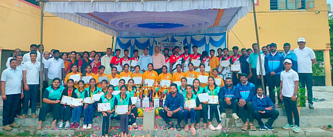  ಬೆಟ್ಟದಪುರದ ಎಸ್‌ಎಂಎಸ್ ಪದವಿ ಪೂರ್ವ ಕಾಲೇಜಿನಲ್ಲಿ ಆಯೋಜಿಸಿದ್ದ ಥ್ರೋಬಾಲ್ ಪಂದ್ಯಾವಳಿಯಲ್ಲಿ ವಿಜೇತ ತಂಡಗಳಿಗೆ ಟ್ರೋಫಿ ನೀಡಿ ಅಭಿನಂದಿಸಲಾಯಿತು. ಗಣೇಶ್ ಟಿ.ಅಂಬಲಾರೆ, ಬಿ.ವಿ.ಮಂಜುನಾಥ್, ದಿನೇಶ್, ಜ್ಯೋತಿ ಪ್ರಸಾದ್, ಮಣಿಕಂಠ, ಎ.ವಿ.ಛಾಯಾ, ರಾಜು ಇತರರಿದ್ದರು.