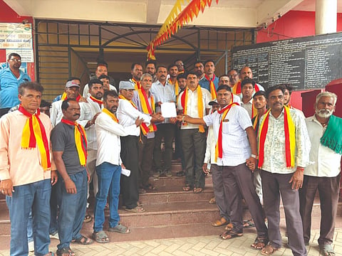 ಹಿರೆಕೋಡಿ ಸರ್ಕಾರಿ ಶಾಲೆ ಅತಿಕ್ರಮಣ ತಡೆಯುವಂತೆ ಆಗ್ರಹಿಸಿ ಕರವೇ ಘಟಕದಿಂದ ಚಿಕ್ಕೋಡಿ ತಹಸೀಲ್ದಾರ್‌ಗೆ ಮನವಿ ಸಲ್ಲಿಸಲಾಯಿತು. ಸಂಜು ಬಡಿಗೇರ, ಸುಭಾಸ ಬಾಳಿಕಾಯಿ, ರಾಜೇಂದ್ರ ಕಾಂಬಳೆ ಇತರರಿದ್ದರು.