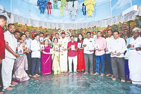 ಮಾಡೇಶ್ವರ ಗ್ರಾಮದ ಮಂಟಪದಲ್ಲಿ ಸಿ.ಎಚ್​. ಭರತ್​ ಕುಮಾರ್​ ಮತ್ತು ಕೆ.ಟಿ. ಲತಾ ಅವರು ಮಂತ್ರ ಮಾಂಗಲ್ಯ ವಿವಾಹವಾದರು. ಕವಿ ಚಿನ್ನು ಪ್ರಕಾಶ್​ ಶ್ರೀರಾಮನಹಳ್ಳಿ, ಬುದ್ದ ಬಸವ ಗಾಂಧಿ ಸಾಂಸತಿಕ ಟ್ರಸ್ಟ್​ ಅಧ್ಯಕ್ಷ ಡಾ.ಎಸ್​.ರಾಮಲಿಂಗೇಶ್ವರ (ಸಿಸಿರಾ), ದೊಡ್ಡಬಳ್ಳಾಪುರ ತಾಲೂಕು ಕನ್ನಡ ಸಾಹಿತ್ಯ ಪರಿಷತ್ತು ಮಾಜಿ ಅಧ್ಯಕ್ಷ ಡಿ.ಶ್ರೀಕಾಂತ್​, ಕೋಶಾಧ್ಯಕ್ಷ ಜಿ.ಸುರೇಶ್​, ಪ್ರತಿನಿಧಿ ಕೋದಂಡರಾಮ್​ ಮತ್ತು ವಧು ವರರ ಕುಟುಂಬದವರು ಭಾಗವಹಿಸಿದ್ದರು.