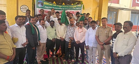 ದೊಡ್ಡಬಳ್ಳಾಪುರದ ತಾಲೂಕು ಕಚೇರಿ ಮುಂಭಾಗ ನಡೆಯುತ್ತಿದ್ದ ಉಪವಾಸ ಸತ್ಯಾಗ್ರಹವನ್ನು ಹೋರಾಟಗಾರರು ಹಿಂಪಡೆದರು. ತಹಸೀಲ್ದಾರ್​ ಮಲ್ಲಪ್ಪ, ಹೋರಾಟ ಸಮಿತಿ ವಸಂತ್​, ರಮೇಶ್​, ಕಾಳೆಗೌಡ, ಸುರೇಶ್​, ಶಿವಕುಮಾರ್​, ಚಂದ್ರಹಾಸನ್​, ಆದಿತ್ಯನಾಗೇಶ, ಮಂಜುನಾಥ ಇತರರು ಇದ್ದರು.