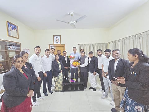 ದೊಡ್ಡಬಳ್ಳಾಪುರ ತಾಲೂಕು ವಕೀಲರ ಸಂಘಕ್ಕೆ ಅನುದಾನ ಮಂಜೂರಾದ ಹಿನ್ನೆಲೆಯಲ್ಲಿ ಲೋಕೋಪಯೋಗಿ ಸಚಿವ ಸತೀಶ್​ ಜಾರಕಿಹೊಳಿ ಅವರನ್ನು ಸಂಘದ ತಾಲೂಕು ಅಧ್ಯಕ್ಷ ಡಿ.ಎಂ.ರೇಣುಕಾಮೂರ್ತಿ, ಪ್ರಧಾನ ಕಾರ್ಯದರ್ಶಿ ಬಿ.ಕೆ.ಕನಕರಾಜು, ಉಪಾಧ್ಯಕ್ಷ ಕೆ.ಜಗನ್ನಾಥ್​ ಹಾಗೂ ಸಂಘದ ಪದಾಧಿಕಾರಿಗಳು ಸನ್ಮಾನಿಸಿ, ಕೃತಜ್ಞತೆ ಸಲ್ಲಿಸಿದರು.
