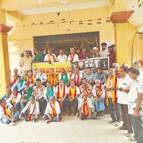 ನೀಟ್​ ಪರೀೆ ವೈಫಲ್ಯ ಮತ್ತು ದೆಹಲಿಯಲ್ಲಿ ವಿದ್ಯಾರ್ಥಿಗಳ ಮೇಲಿನ ಹಲ್ಲೆ ಖಂಡಿಸಿ ದೊಡ್ಡಬಳ್ಳಾಪುರ ತಾಲೂಕು ಕಚೇರಿ ಮುಂದೆ ಕನ್ನಡ ಜಾಗೃತಿ ಪರಿಷತ್​ ನೇತೃತ್ವದಲ್ಲಿ ಪ್ರತಿಭಟನೆ ನಡೆಸಲಾಯಿತು. ಪರಿಷತ್​ ಅಧ್ಯಕ್ಷ ವೆಂಕಟೇಶ್​, ಕಾರ್ಯದರ್ಶಿ ಡಿಪಿ ಆಂಜನೇಯ, ಹೋರಾಟಗಾರರಾದ ಸತ್ಯನಾರಾಯಣ, ಆವಲಮೂರ್ತಿ, ಪ್ರಮೀಳಾ ಮಹದೇವ, ಮುನಿಪಾಪಯ್ಯ, ವೆಂಕಟೇಶ್​, ರೈತ ಸಂದ ಜಿಲ್ಲಾಧ್ಯಕ್ಷ ಪ್ರಸನ್ನ, ಮುತ್ತೇಗೌಡ ಇದ್ದರು.