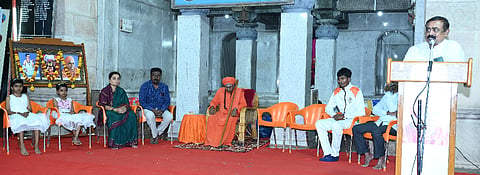  ಗದಗ ತೊಂಟದಾರ್ಯ ಮಠದಲ್ಲಿ ನಡೆದ ಶಿವಾನುಭವ ಕಾರ್ಯಕ್ರಮದಲ್ಲಿ ಪತಂಜಲಿ ಯೋಗ ಕೇಂದ್ರದ ಮುಖ್ಯಸ್ಥರು ಹಾಗೂ ಯೋಗ ಸಾಧಕ ರುದ್ರಣ್ಣ ಗುಳಗುಳಿ ಉಪನ್ಯಾಸ ನೀಡಿದರು. ತೋಂಟದಾರ್ಯ ಶ್ರೀಗಳು, ಕೆ. ಎಸ್​. ಪಲ್ಲೇದ, ಮೌನಯೋಗಿ ಡಾ. ವಿಶ್ವನಾಥ ಗುರುಗಳನ್ನು ಅವರನ್ನು ಸನ್ಮಾನಿಸಲಾಯಿತು. ಡಾ. ಉಮೇಶ ಪುರದ, ರಮೇಶ ಕಲ್ಲನಗೌಡರ, ಪ್ರಭು ಗಂಜಿಹಾಳ, ಸುರೇಖಾ ಪಿಳ್ಳಿ, ಸಿದ್ಧರಾಮ ಪಟ್ಟೇದ, ಪ್ರತಿಭಾ ಬಡ್ನಿ, ವೀರಣ್ಣ ಗೋಟಡಕಿ, ಕೆ. ಎಸ್​. ಕೋರಿಮಠ, ಸೋಮಶೇಖರ ಪುರಾಣಿಮಠ, ಆದೇಶ ಅಂಗಡಿ ಇತರರು ಇದ್ದರು.  