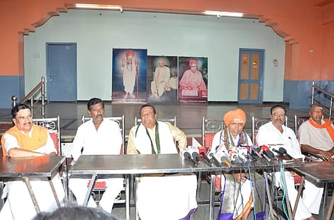  ಗದಗ ವಿರೇಶ್ವರ ಪುಣ್ಯಾಶ್ರಮದಲ್ಲಿ ಕಲ್ಲಯ್ಯಜ್ಜನವರು ಸುದ್ದಿಗೋಷ್ಟಿ ನಡೆಸಿದರು. ಹೇಮರಾಜಶಾಸ್ತ್ರಿ, ಎಂ. ಕಲ್ಲಿನಾಥಶಾಸ್ತ್ರಿ, ವಿರೇಶ ತ್ತೂರು, ಎಂ.ಜಿ. ಗುರುಸಿದ್ದೇಶ್ವರ ಶಾಸ್ತ್ರಿ, ಚೆನ್ನಬಸಯ್ಯ ಬಂಕಾಪುರಮಠ ಇತರರು ಇದ್ದರು.