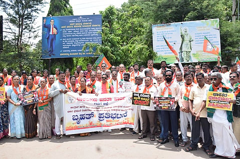 ಗದಗ ನಗರದ ಗಾಂಧಿ ವೃತ್ತದಲ್ಲಿ ಕಾಂಗ್ರೆಸ್​ ಪಕ್ಷದ ವಿರುದ್ಧ ಬಿಜೆಪಿ ಪ್ರತಿಭಟನೆ ನಡೆಸಿತು. ಉಮೇಶಗೌಡ ಪಾಟೀಲ, ಎಂ,ಎಸ್​. ಕರೀಗೌಡರ, ಕಳಕಪ್ಪ ಬಂಡಿ, ರಾಜು ಕುರಡಗಿ, ಅಶೋಕ ನವಲಗುಂದ, ಎಂ.ಎಂ.ಹಿರೇಮಠ, ವಿಜಯಕುಮಾರ ಗಡ್ಡಿ, ಜಯಶ್ರೀ ಉಗಲಾಟ, ಅರವಿಂದ ಹುಲ್ಲೂರ, ಶಿವರಾಜಗೌಡ ಹಿರೇಮನಿಪಾಟೀಲ ಹಲವರು ಇದ್ದರು.