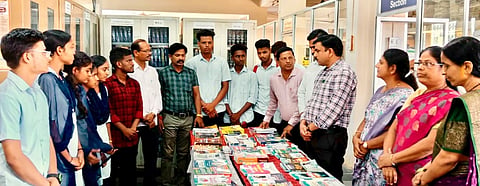  ಗದಗ ಎಎಸ್​ಎಸ್​ ಸಂಸ್ಥೆಯಲ್ಲಿ ವಿಶ್ವ ಪುಸ್ತಕ ದಿನಾಚರಣೆ ಜರುಗಿತು. ಡಾ. ವಿ. ಟಿ ನಾಯ್ಕರ, ಪ್ರೊ. ಬಿ. ಪಿ. ಜೈನರ, ಡಾ. ಎಸ್​. ಡಿ. ಬಂಡಾರ್ಕರ, ಪ್ರಶಾಂತ  ಹೊಂಬಾಳಿ, ಡಾ. ಸುನಿಲ ನಾಗರಬೆಟ್ಟ, ಸವಿತಾ, ರಾಧಿಕಾ ಪುರೋಹಿತ್​ ಇತರರು ಇದ್ದರು.