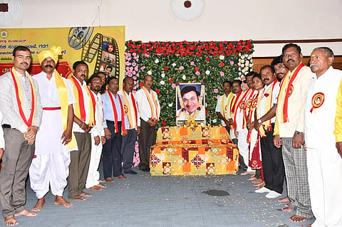 ಗದಗ ಜಿಲ್ಲಾಡಳಿತ ಭವನದಲ್ಲಿ ಡಾ. ರಾಜಕುಮಾರ ಜನ್ಮದಿನಾಚರಣೆ ಆಚರಿಸಲಾಯಿತು. ಸಿ.ಎನ್​. ಶ್ರೀಧರ, ಬಸವರಾಜ ಮನಗುಂಡಿ, ಡಾ.ದುರಗೇಶ.ಕೆ.ಆರ್​., ಸಿ. ಆರ್​. ಮುಂಡರಗಿ, ಡಾ. ನಂದಾ ಹಣಬರಹಟ್ಟಿ, ವಸಂತ ಮಡ್ಲೂರ, ಆರ್​ ಎಸ್​ ಬುರಡಿ, ವಿಠಲ್​ ಪರಾಪುರ, ನಾಗರಾಜ ಗುತ್ತಿ, ಮಲ್ಲಿಕಾರ್ಜುನ ಸಂಗಾಪುರ, ವಿನಾಯಕ ಕಜಕೋಶಿ, ಮಲ್ಲೇಶ ಪರಾಪುರ, ರಾಮು ಬಳ್ಳಾರಿ, ಮೇನಾ ಕೊಟ್ಟೂರು ಇತರರು ಇದ್ದರು.