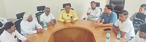 ಹುಮನಾಬಾದ್​ ಶುಕ್ರವಾರ ಕರೆದಿದ್ದ ಶಾಲಾ-ಕಾಲೇಜು ಆಡಳಿತ ಮಂಡಳಿ ಒಕ್ಕೂಟದ ಪೂರ್ವಭಾವಿ ಸಭೆಯಲ್ಲಿ ವಿಧಾನ ಪರಿಷತ್​ ಸದಸ್ಯರಾದ ಒಕ್ಕೂಟದ ಅಧ್ಯ ಭೀಮರಾವ ಪಾಟೀಲ್​ ಮಾತನಾಡಿದರು. ಅಂಕುಶ ಗೋಖಲೆ, ರಮೇಶ ಗಾದಾ, ಬಾಬು ಟೈಗರ್​ ಇತರರಿದ್ದರು.