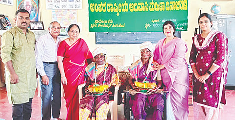 ಎಚ್.ಡಿ.ಕೋಟೆಯಲ್ಲಿ ಅಂತಾರಾಷ್ಟ್ರೀಯ ಆದಿವಾಸಿ ಮಹಿಳಾ ದಿನಾಚರಣೆ ಕಾರ್ಯಕ್ರಮದಲ್ಲಿ ಆದಿವಾಸಿಗಳ ಕ್ಷೇತ್ರದಲ್ಲಿ ವಿಶೇಷ ಸಾಧನೆ ಮಾಡಿದ ಅರಳಿಕಟ್ಟೆ ಹಾಡಿಯ ಜವರಮ್ಮ ಹಾಗೂ ಮಾರನಾಡಿಯ ದೇವಮ್ಮ ಅವರನ್ನು ಸನ್ಮಾನಿಸಲಾಯಿತು. ಚಿಕ್ಕತಿಮ್ಮನಾಯಕ, ಸೋಮ, ಶಿವಣ್ಣ, ಮರಿಯ, ಜವರಮ್ಮ ಇತರರಿದ್ದರು.