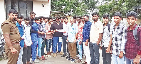 ಹೈರಿಗೆ ಮತ್ತು ಮಟಕೆರೆ ಗೇಟ್ ಬಳಿ ಬಸ್ ನಿಲುಗಡೆಗೆ ಒತ್ತಾಯಿಸಿ ವಿದ್ಯಾರ್ಥಿಗಳು, ದಸಂಸ ಅಂಬೇಡ್ಕರ್ ವಾದ ಸಂಘಟನೆ ಮುಖಂಡರು ಘಟಕದ ವ್ಯವಸ್ಥಾಪಕ ತ್ಯಾಗರಾಜು ಅವರಿಗೆ ಮನವಿ ಪತ್ರ ಸಲ್ಲಿಸಿದರು. ಅನಿಲ್ ಸಿಂಗ್, ಎಚ್.ಡಿ.ಕುಮಾರ್, ಮಹೇಶ್, ತನುಷ್, ಮದನ, ಪ್ರಜ್ವಲ್ ಇತರರಿದ್ದರು.