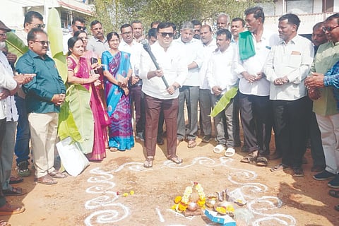 ಹಾನಗಲ್ ಹೊಸ ಬಸ್ ನಿಲ್ದಾಣದ ಬಳಿ 48 ಲಕ್ಷ ರೂ. ವೆಚ್ಚದಲ್ಲಿ ವಾಣಿಜ್ಯ ಮಳಿಗೆಗಳ ನಿರ್ಮಾಣ ಕಾಮಗಾರಿಗೆ ಶಾಸಕ ಶ್ರೀನಿವಾಸ ಮಾನೆ ಭೂಮಿಪೂಜೆ ನೆರವೇರಿಸಿದರು. ಪರಶುರಾಮ ಖಂಡೂನವರ, ಖುರ್ಷಿದ್ ಹುಲ್ಲತ್ತಿ, ರಾಧಿಕಾ ದೇಶಪಾಂಡೆ ಇತರರಿದ್ದರು.