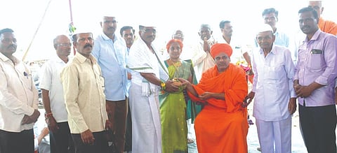 ಎಲಿಮುನ್ನೋಳಿ ಗ್ರಾಮದಲ್ಲಿ ಹೊಳೆಮ್ಮದೇವಿ ಮಂದಿರದ ಉದ್ಘಾಟನೆ  ಸಮಾರಂಭದಲ್ಲಿ ವಿರಕ್ತಮಠದ ಶಿವಬಸವ ಸ್ವಾಮೀಜಿ ಭಕ್ತರಿಗೆ ಆಶೀರ್ವದಿಸಿದರು. ಬಸವರಾಜ ಮುತ್ತೂರ, ದತ್ತಾತ್ರೇಯ ಕುಲಕರ್ಣಿ, ಕೆಂಪಣ್ಣ ಉರಮನಟ್ಟಿ, ಅಂದಾನಿ ಕುಪಾಟಿ ಇತರರಿದ್ದರು.