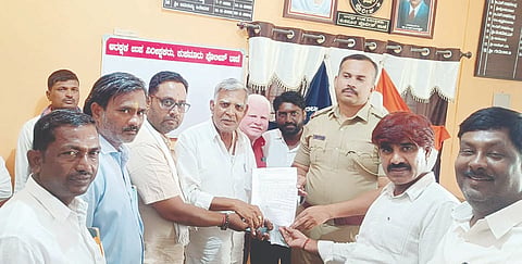ಸಂಚಾರ ದಟ್ಟನೆ ನಿಯಂತ್ರಣಕ್ಕೆ ಒತ್ತಾಯಿಸಿ ಕುಕನೂರು ಹಿತರಕ್ಷಣಾ ಸಮಿತಿ ಸದಸ್ಯರು ಪಿಎಸ್‌ಐ ಗುರುರಾಜ್‌ಗೆ ಮಂಗಳವಾರ ಮನವಿ ಸಲ್ಲಿಸಿದರು. ಸಮಿತಿ ಸಹ ಸಂಚಾಲಕ   ಮಂಜುನಾಥ ನಾಡಗೌಡ, ಪದಾಧಿಕಾರಿಗಳಾದ ಅಂದಪ್ಪ ಜವಳಿ, ರಶೀದ್ ಹಣಜಗೇರಿ, ಕಳಕೇಶ್ ಹತ್ತಿಕಟಗಿ ಇದ್ದರು.