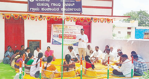 ಕುಕನೂರು ತಾಲೂಕು ತಳಕಲ್ ಗ್ರಾಪಂನಲ್ಲಿ ಎಸ್‌ಆರ್‌ಐ ಮತದಾರರ ಕರಡು ಪ್ರತಿಗೆ ಅನುಮೋದನೆಯ ಗ್ರಾಮಸಭೆಯಲ್ಲಿ ತಾಪಂ ಯೋಜನಾಧಿಕಾರಿ ಆನಂದ ಗರೂರು ಮಾತನಾಡಿದರು. ಪಿಡಿಒ ವೀರನಗೌಡ ಚೆನ್ನವೀರನಗೌಡ, ತಾಪಂ ಐಇಸಿ ಸಂಯೋಜಕ ಲಕ್ಷ್ಮಣ ಕೆರಳ್ಳಿ ಇದ್ದರು.