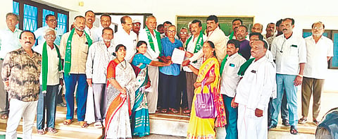 ಕಬ್ಬು ಸರಬರಾಜುದಾರರಿಗೆ ಸರಕಾರ ಪ್ರೋತ್ಸಾಹ ಧನವಾಗಿ 50 ರೂ. ಹಾಗೂ ಕಾರ್ಖಾನೆ ವತಿಯಿಂದ 50 ಸೇರಿ ಒಟ್ಟು ಟನ್ ಕಬ್ಬಿಗೆ 100 ರೂ.ಗಳನ್ನು ಪಾವತಿಸುವಂತೆ ಒತ್ತಾಯಿಸಿ ಭಾರತ್ ಕಿಸಾನ್ ಸಂಘದ ಕಾರ್ಯಕರ್ತರು ಚಾಂಷುಗರ್ ಕಾರ್ಖಾನೆ ವಿರುದ್ಧ ಪ್ರತಿಭಟಿಸಿ ಮನವಿ ಸಲ್ಲಿಸಿದರು.