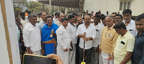 ಕೂಳಗೆರೆ ಗ್ರಾಮದಲ್ಲಿ ಕಾವೇರಿ ನೀರಾವರಿ ನಿಗಮದ ವತಿಯಿಂದ ಐದು ಕೋಟಿ ವೆಚ್ಚದಲ್ಲಿ ಗ್ರಾಮ ಪರಿಮಿತಿ ರಸ್ತೆ ಮತ್ತು ಸಿ.ಸಿ ಚಂರಡಿಗಳ ನಿರ್ಮಾಣ ಕಾಮಗಾರಿಗೆ ಶಾಸಕ ಕದಲೂರು ಉದಯ್ ಭೂಮಿಪೂಜೆ ನೆರವೇರಿಸಿದರು.