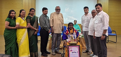 ಭಾರತೀ ಕಾಲೇಜಿನ ಕುವೆಂಪು ಸಭಾಂಗಣದಲ್ಲಿ ಶ್ರೀಮತಿ ಪದ್ಮ ಜಿ.ಮಾದೇಗೌಡ ಮಹಿಳಾ ಸೇವಾ ಪ್ರಶಸ್ತಿ ಪ್ರದಾನ  ಮತ್ತು ಅಂತಾರಾಷ್ಟ್ರೀಯ ಮಹಿಳಾ ದಿನಾಚರಣೆ ಕಾರ್ಯಕ್ರಮದಲ್ಲಿ ಪದ್ಮಾ ಜಿ.ಮಾದೇಗೌಡ ಮಹಿಳಾ ಸೇವಾ  ಪ್ರಶಸ್ತಿಯನ್ನು ಕ್ಯಾನ್ಸರ್ ತಜ್ಞೆ ಡಾ. ವಿಜಯಲಕ್ಷ್ಮೀ ದೇಶಮಾನೆ ಸ್ವೀಕರಿಸಿದರು. ಪದ್ಮಾ ಜಿ.ಮಾದೇಗೌಡ, ಮಧು ಜಿ.ಮಾದೇಗೌಡ, ಬಿ.ಎಂ.ನಂಜೇಗೌಡ, ಆಶಯ್ ಮಧು, ಬಸವೇಗೌಡ ಇತರರಿದ್ದರು.