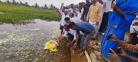 ಕೂಳಗೆರೆ ಕೆರೆಗೆ ಶಾಸಕ ಕದಲೂರು ಉದಯ್ ಬಾಗಿನ ಅರ್ಪಿಸಿದರು.