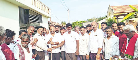 ಮೆಣಸಗೆರೆ ಗ್ರಾಮದಲ್ಲಿ ಗ್ರಾಮ ಪರಿಮಿತಿ ರಸ್ತೆ ಅಭಿವೃದ್ಧಿ ಕಾಮಗಾರಿಗೆ ಶಾಸಕ ಕದಲೂರು ಉದಯ್ ಚಾಲನೆ ನೀಡಿದರು. ಭಾರತಿನಗರ ಬ್ಲಾಕ್ ಕಾಂಗ್ರೆಸ್ ಅಧ್ಯಕ್ಷ ಅಣ್ಣೂರು ರಾಜೀವ್, ಕದಲೂರು ರವಿ, ಮೆಣಸಗೆರೆ ಪ್ರಕಾಶ್ ಇತರರು ಇದ್ದರು.