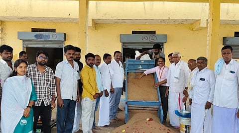 ಕೂಡ್ಲಿಗಿ ಎಪಿಎಂಸಿ ಮಾರುಕಟ್ಟೆ ಆವರಣದಲ್ಲಿ ರಾಗಿ ಖರೀದಿ ಕೇಂದ್ರಕ್ಕೆ ಎಪಿಎಂಸಿ ಅಧ್ಯಕ್ಷ ಎಂ.ಬೋಸಯ್ಯ ಚಾಲನೆ ನೀಡಿದರು. 