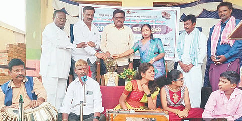 ಕೂಡ್ಲಿಗಿಯಲ್ಲಿ ಆಯೋಜಿಸಿದ್ದ ಸಂಗೀತ ಕಾರ್ಯಕ್ರಮಕ್ಕೆ ಅಖಿಲ ಭಾರತ ಕಿಸಾನ್‌ಸಭಾ ರಾಜ್ಯ ಉಪಾಧ್ಯಕ್ಷ ಎಚ್.ವೀರಣ್ಣ ಚಾಲನೆ ನೀಡಿದರು. ಕಜಾಪ ತಾಲೂಕು ಅಧ್ಯಕ್ಷ ಕೆ.ಯಂ.ವೀರೇಶ, ಶಿಕ್ಷಕಿ ಶಾಂಭವಿ, ಕಲಾವಿದರಾದ ಬಾಣದ ನರಸಿಂಹಪ್ಪ, ಅಗಸಗಟ್ಟಿ ತಿಂದಪ್ಪ, ಎಚ್.ವೀರಣ್ಣ ಇತರರಿದ್ದರು. 
