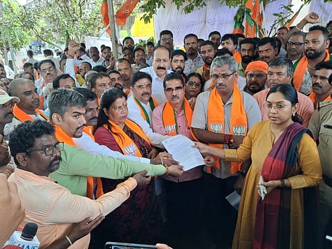 ಬಿಜೆಪಿ ಪ್ರಮುಖರು ಜಿಲ್ಲಾಧಿಕಾರಿ ಅವರಿಗೆ ಮನವಿ ಸಲ್ಲಿಸಿದರು