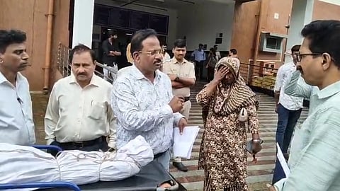 ಆಸ್ಪತ್ರೆಯ ಎದುರು ಶವ ಇಟ್ಟು ಪ್ರತಿಭಟಿಸಲಾಯಿತು. 