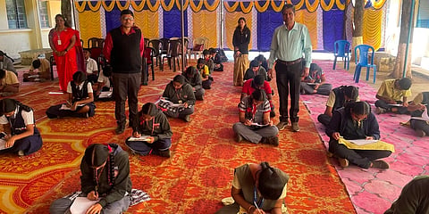 ಕೆಜಿಎಫ್​ ಹೊರವಲಯದ Exam ಬೆಮೆಲ್​ ನಗರದ ಕೇಂದ್ರೀಯ ವಿದ್ಯಾಲಯದಲ್ಲಿ ಹಮ್ಮಿಕೊಳ್ಳಲಾಗಿದ್ದ ಪರೀಾ ಪೇ ಚರ್ಚಾ ಕಾರ್ಯಕ್ರಮದಲ್ಲಿ ಭಾಗವಹಿಸಿದ್ದ ವಿದ್ಯಾರ್ಥಿಗಳೊಂದಿಗೆ ಪ್ರಾಂಶುಪಾಲ ಉಮೇಶ್​ ಪ್ರಜಾಪತಿ ಮತ್ತು ಚಿತ್ರಕಲಾ ಶಿಕ್ಷಕ ಪ್ರಕಾಶ್​ ಕುರ್ಜಗಿ.