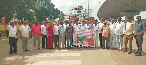 ಕೆಪಿಸಿಸಿ ಅಧ್ಯಕ್ಷ ಡಿ.ಕೆ.ಶಿವಕುಮಾರ್ ಅವರಿಗೆ ಮುಖ್ಯಮಂತ್ರಿ  ಸ್ಥಾನ ನೀಡಬೇಕು ಎಂದು ಆಗ್ರಹಿಸಿ ಮದ್ದೂರು ತಾಲೂಕಿನ ವಿವಿಧ ಒಕ್ಕಲಿಗ ಸಮುದಾಯ ಮುಖಂಡರು ನಗರದಲ್ಲಿ ರಾಷ್ಟ್ರೀಯ ಹೆದ್ದಾರಿಯಲ್ಲಿ ವಾಹನಗಳ ಸಂಚಾರ ತಡೆದು ಪ್ರತಿಭಟನೆ ನಡೆಸಿದರು. ಡಾ.ಬಿ.ಕೃಷ್ಣ, ದೇಶಹಳ್ಳಿಪಿ.ಶಿವಪ್ಪ, ಶಿವರಾಂ, ಲಕ್ಷ್ಮಮ್ಮ, ಹರೀಶ್, ಶಿವಕುಮಾರ್, ಗೋವಿಂದರಾಜು, ಸುರೇಶ್, ಕುಮಾರ್, ಮುರಳಿ, ಮರಿದೇವರು, ಬಸವರಾಜು ಇದ್ದರು.