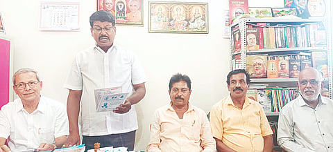 ಮದ್ದೂರು ನಗರದ  ಟೌನ್ ಕ್ಲಬ್‌ನಲ್ಲಿ ನಡೆದ ಸಭೆಯಲ್ಲಿ ಶ್ರೀ ನಾಡಪ್ರಭು ಕೆಂಪೇಗೌಡ ಒಕ್ಕಲಿಗರ ಸಂಘದ ಅಧ್ಯಕ್ಷ ವಿ.ಟಿ.ರವಿಕುಮಾರ್ ಮಾತನಾಡಿದರು. ಡಾ.ಬಿ.ಕೃಷ್ಣ, ಶಿವಲಿಂಗಯ್ಯ, ಎಂ.ದೇವಕುಮಾರ್  ಇತರರು ಇದ್ದರು.